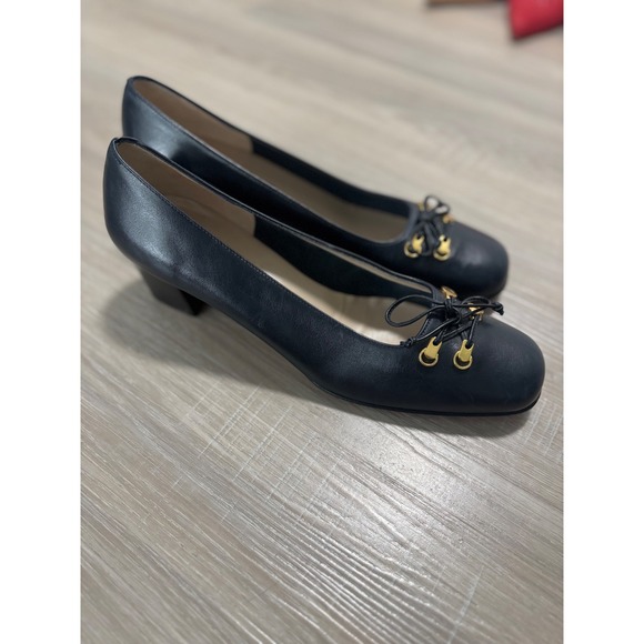 Salvatore Ferragamo Boutique navy blue Leather‎ Pumps Heels Gold Accent Size 8 - Picture 1 of 9
